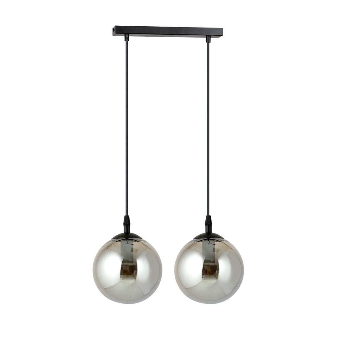 Lampa wisząca Cosmo 2-punktowa w kolorze grafitowym z dwiema okrągłymi, lustrzanymi kulami. Produkt zawieszony na cienkich czarnych linkach, przymocowany do prostokątnej podstawy. Idealna do nowoczesnych wnętrz.