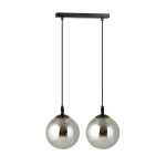 Lampa wisząca Cosmo 2-punktowa w kolorze grafitowym z dwiema okrągłymi, lustrzanymi kulami. Produkt zawieszony na cienkich czarnych linkach, przymocowany do prostokątnej podstawy. Idealna do nowoczesnych wnętrz.