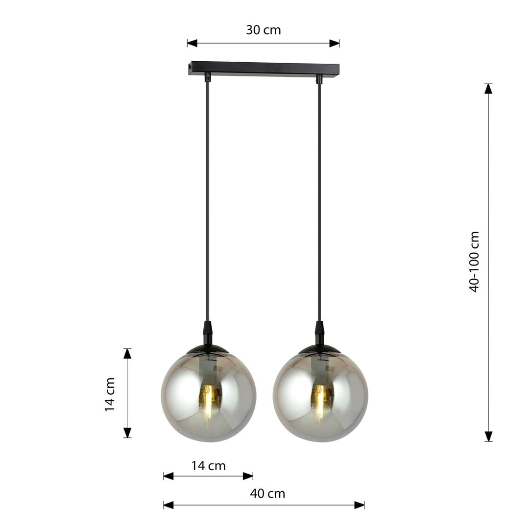 Lampa wisząca Cosmo 2-punktowa w kolorze grafitowym. Dwa kuliste klosze o średnicy 14 cm zawieszone na czarnych linkach, regulowana wysokość 40-100 cm, szerokość 30 cm. Prosty, nowoczesny design.