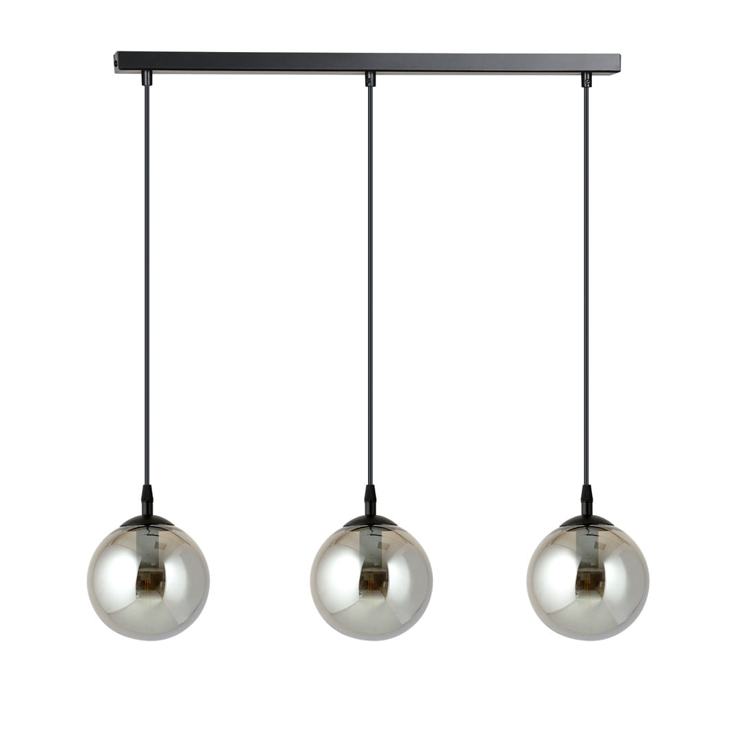 Lampa wisząca Cosmo 3-punktowa w kolorze grafitowym. Składa się z trzech metalowych kul o lustrzanej powierzchni, zawieszonych na cienkich czarnych kablach, zamontowanych na prostokątnej podstawie.