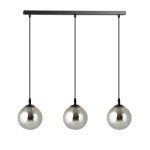 Lampa wisząca Cosmo 3-punktowa w kolorze grafitowym. Składa się z trzech metalowych kul o lustrzanej powierzchni, zawieszonych na cienkich czarnych kablach, zamontowanych na prostokątnej podstawie.