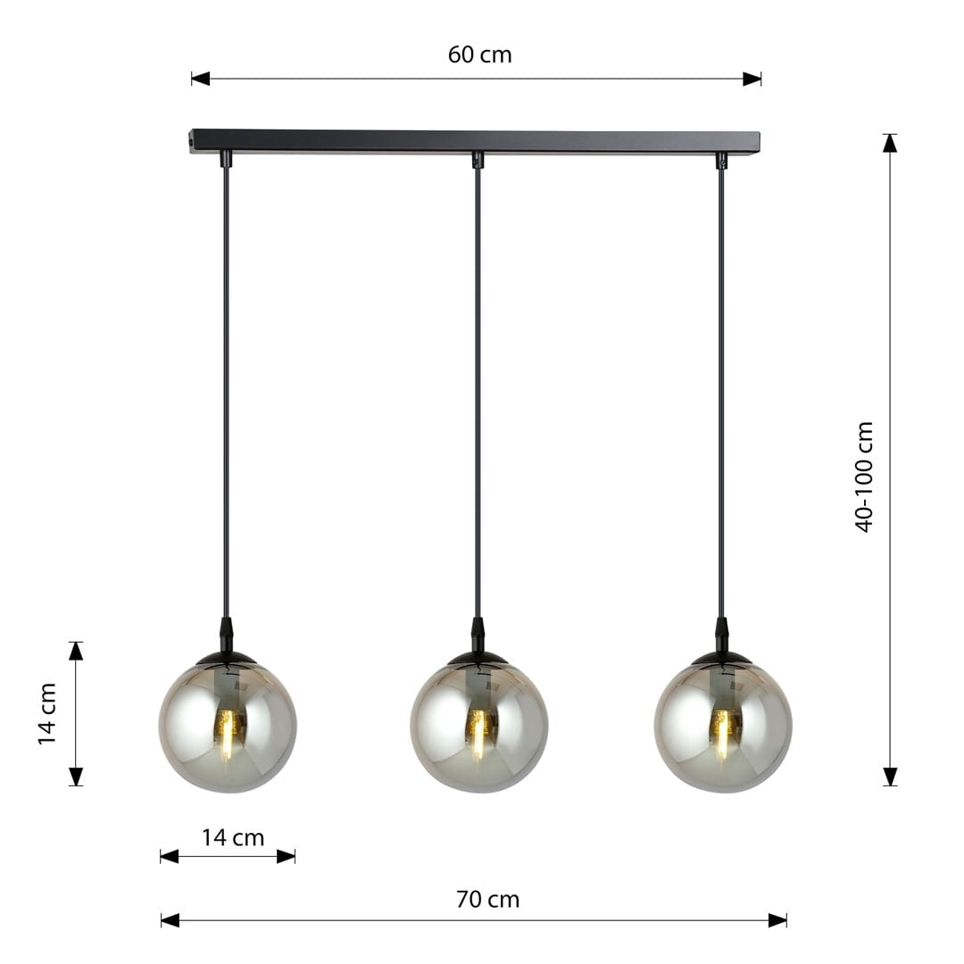 Grafitowa lampa wisząca Cosmo 3-punktowa z trzema szklanymi kloszami o średnicy 14 cm, zawieszona na prostokątnej podstawie o wymiarach 60x7 cm. Długość zawieszenia regulowana w zakresie 40-100 cm.