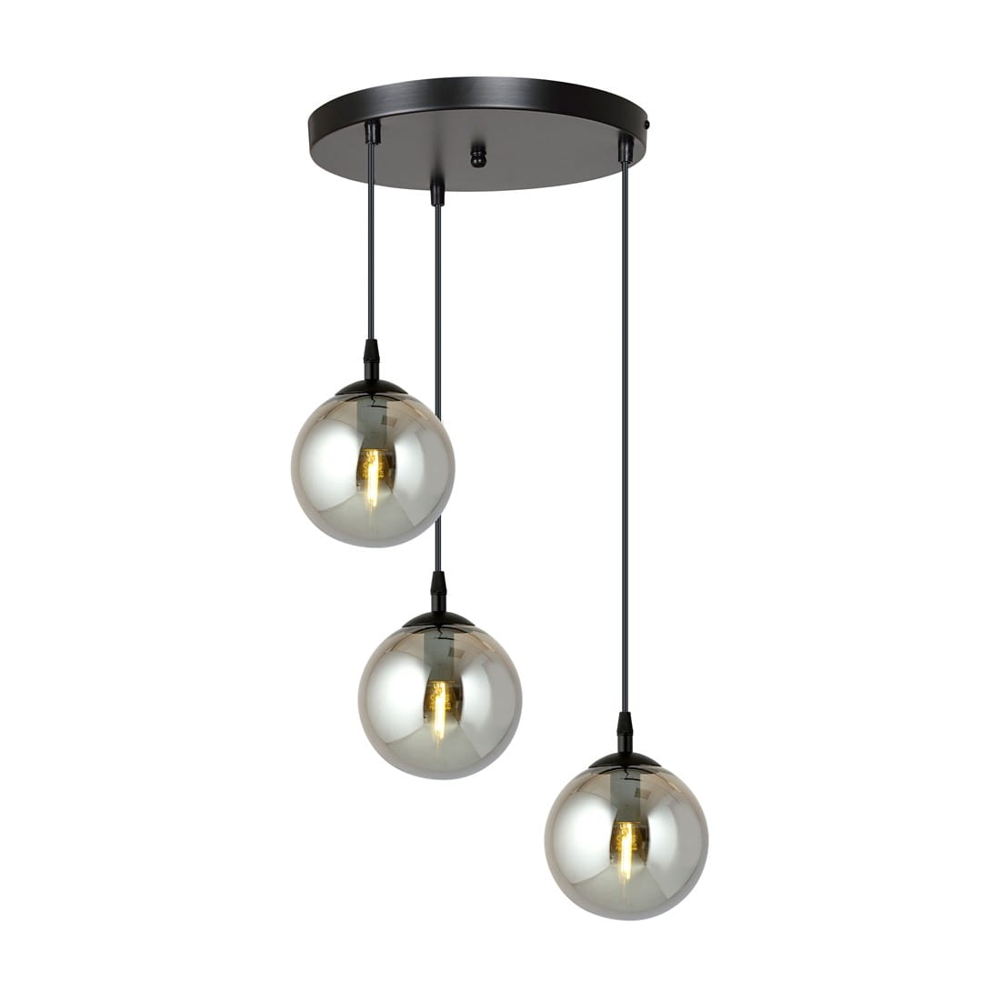 Lampa wisząca Cosmo Premium 3-punktowa w kolorze grafitowym. Składa się z trzech okrągłych, szklanych kloszy w metalicznym odcieniu, zawieszonych na czarnych linkach z okrągłym, płaskim mocowaniem sufitowym.