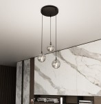 Lampa wisząca Cosmo Premium 3-punktowa w kolorze grafitowym z trzema przezroczystymi kloszami. Zawieszona z sufitu, na długich linkach, w nowoczesnym wnętrzu z marmurowymi akcentami.