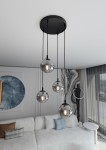 Grafitowa lampa wisząca Cosmo Premium z czterema szklanymi kulami, zawieszona na czarnych linkach. Kule mają przezroczyste, lekko przyciemnione szkło, z widocznymi żarówkami. Ujęcie z góry, w nowoczesnym wnętrzu z jasną kanapą i dekoracjami.