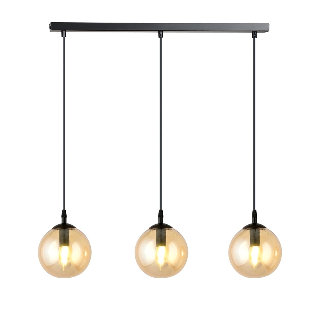 Lampa wisząca Cosmo 3-punktowa z miodowymi, szklanymi kloszami w formie kul, zawieszona na czarnych linkach, umocowana do prostokątnej podstawy. Klosze transparentne, emitujące ciepłe światło, w równych odstępach.