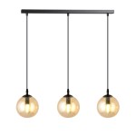 Lampa wisząca Cosmo 3-punktowa z miodowymi, szklanymi kloszami w formie kul, zawieszona na czarnych linkach, umocowana do prostokątnej podstawy. Klosze transparentne, emitujące ciepłe światło, w równych odstępach.