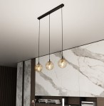 Lampa wisząca Cosmo 3-punktowa w kolorze miodowym, z trzema okrągłymi kloszami na czarnych przewodach. Montowana pod sufitem, z widocznym eleganckim wykończeniem oraz nowoczesnym tłem w odcieniach szarości z marmurowym wzorem.