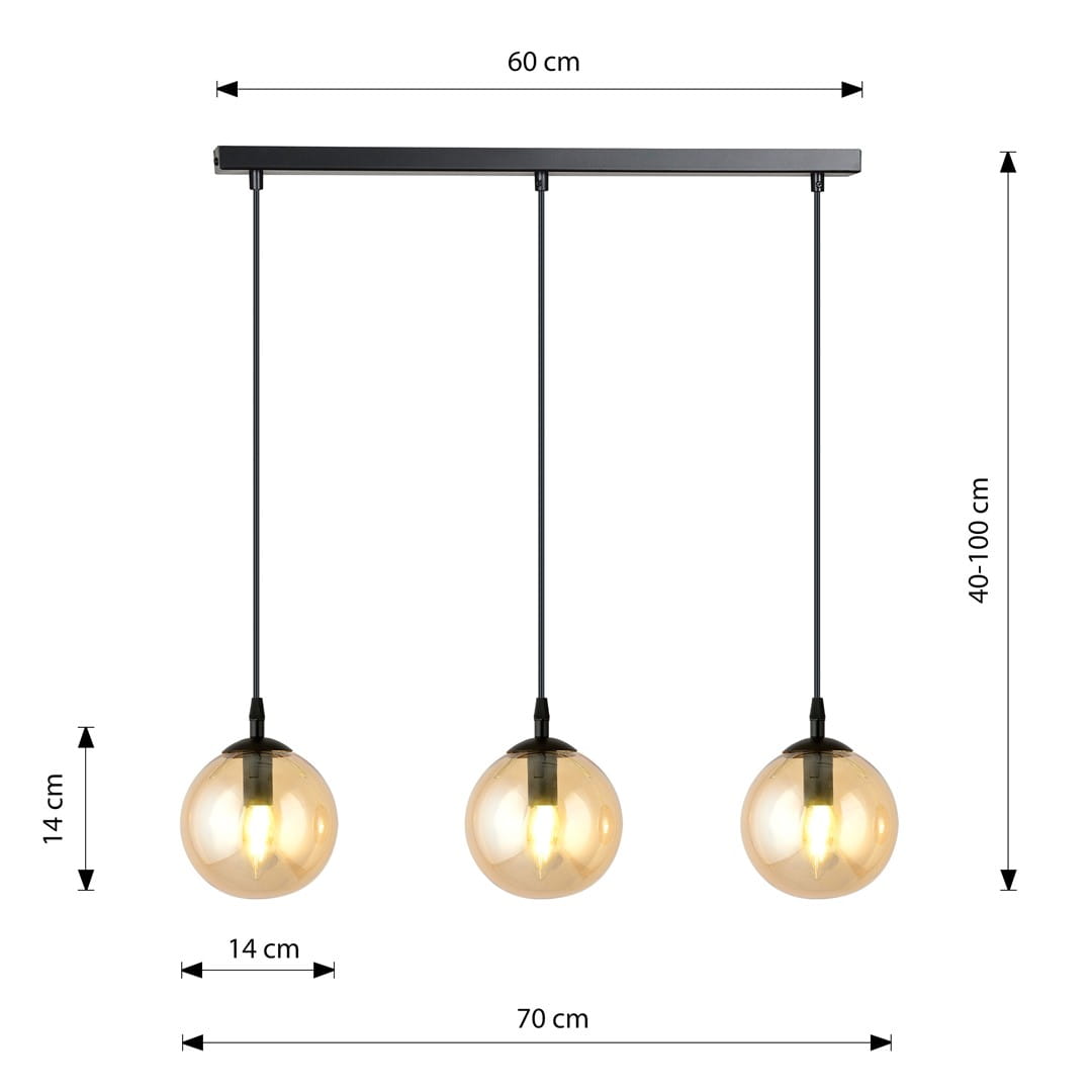 Lampa wisząca Cosmo 3-punktowa w kolorze miodowym. Składa się z trzech szklanych kul o średnicy 14 cm, zawieszonych na czarnym stelażu. Wymiary: szerokość 60 cm, długość 70 cm, regulowana wysokość 40-100 cm.