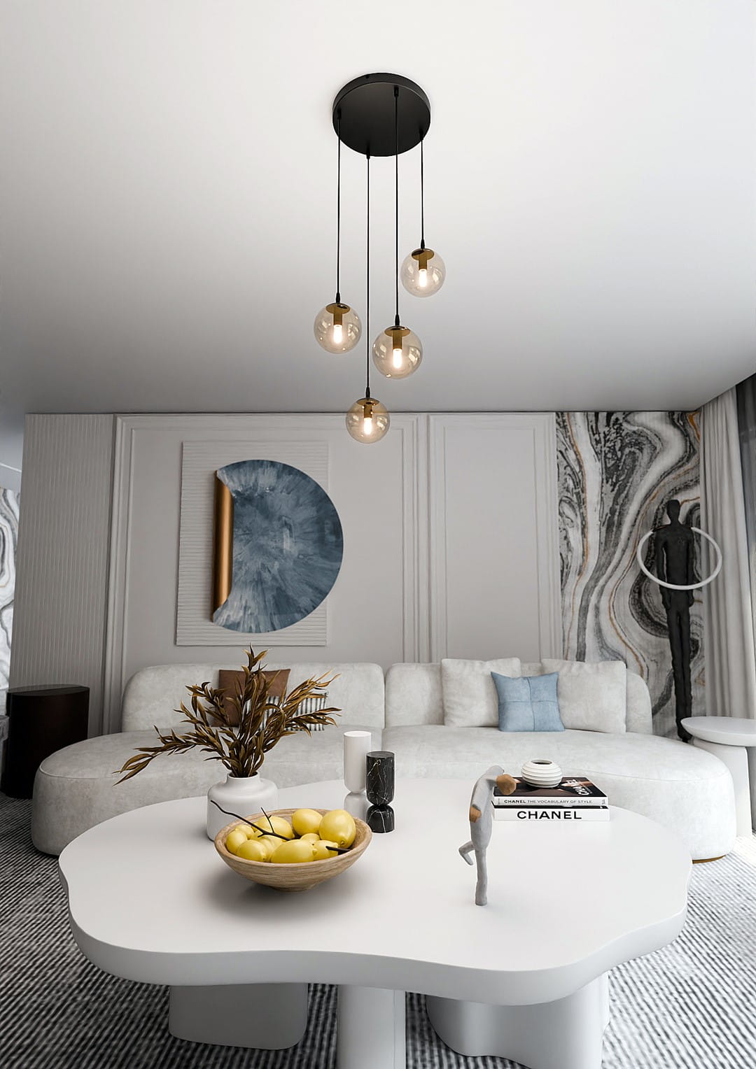 Lampa wisząca Cosmo Premium 4-punktowa w kolorze miodowym, z czterema okrągłymi kloszami w przezroczystym szkłach, zawieszona na czarnych linkach z sufitu. Umieszczona w nowoczesnym wnętrzu, nad okrągłym białym stołem.