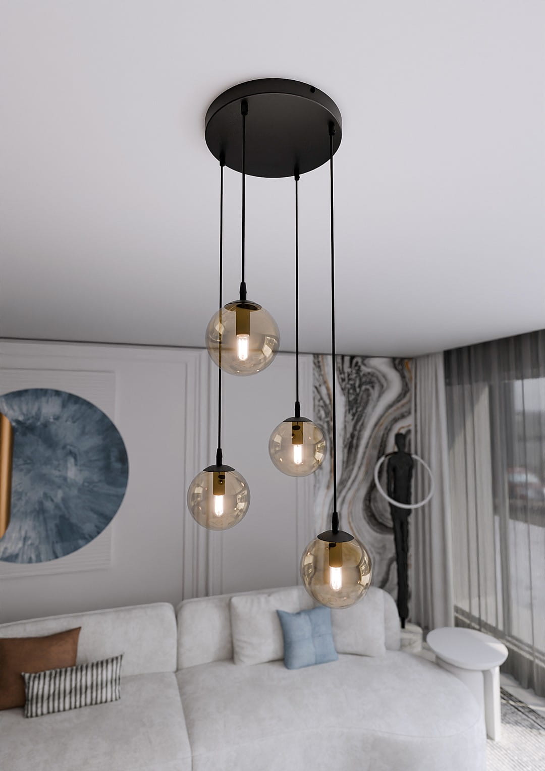 Lampa wisząca Cosmo Premium 4-punktowa w kolorze miodowym, składająca się z czterech szklanych kul zawieszonych na czarnych kablach. Kule mają widoczne źródła światła, a całość zamontowana jest na okrągłej, czarnej podstawie.