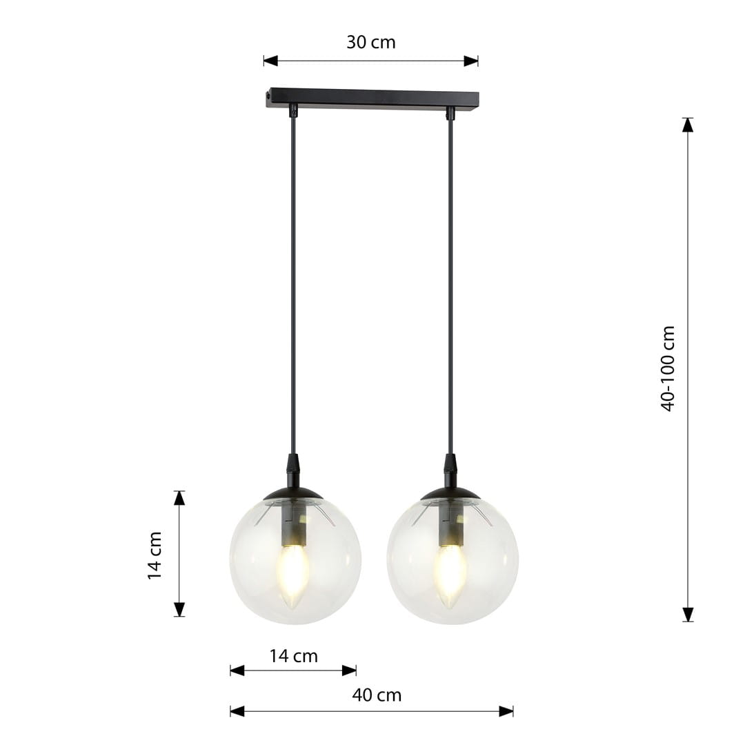 Lampa wisząca Cosmo 2-punktowa z przezroczystymi kulami o średnicy 14 cm, zawieszona na dwóch czarnych linkach. Szerokość osłony wynosi 30 cm, a wysokość regulowana od 40 do 100 cm. Elementy metalowe w czarnym wykończeniu.