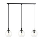 Lampa wisząca Cosmo 3-punktowa z przezroczystymi kloszami w kształcie kul, zawieszona na czarnych linkach. Elementy metalowe w kolorze czarnym, umieszczone na prostokątnej podstawie. Idealna do nowoczesnych wnętrz.