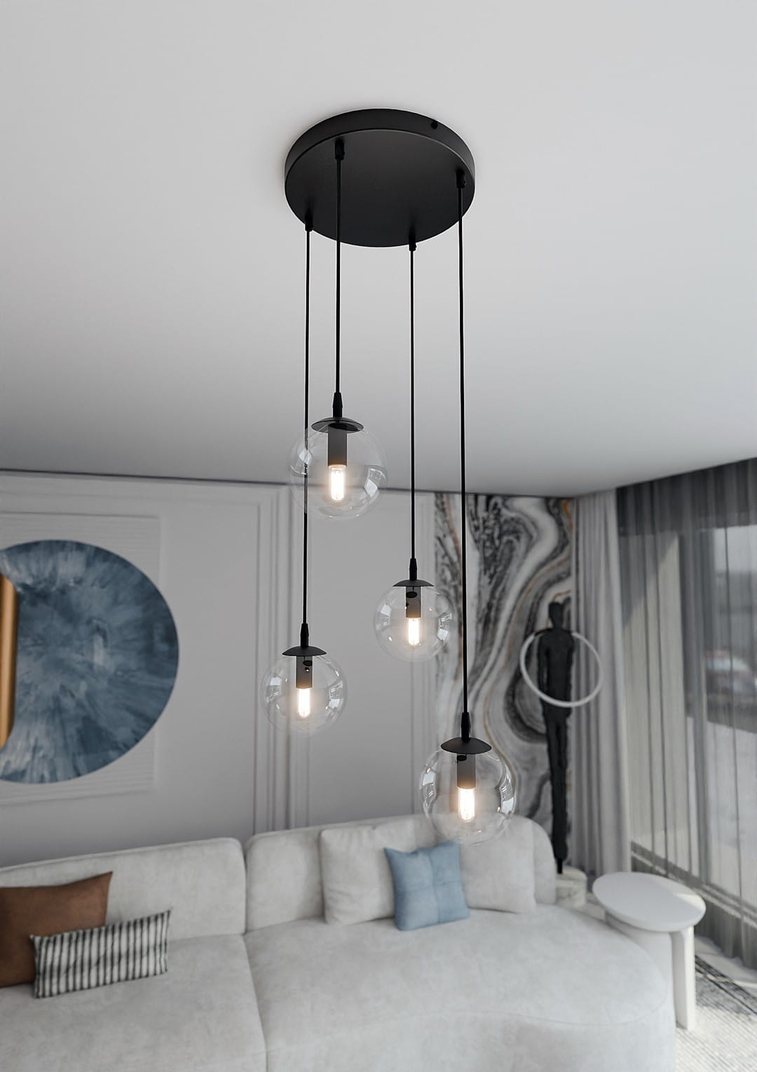 Lampa wisząca Cosmo Premium 4-punktowa, z czterema przezroczystymi kloszami w kształcie kul, zawieszona na czarnych linkach z sufitową podstawą. Widoczna w aranżacji salonu z jasną sofą i dekoracjami.