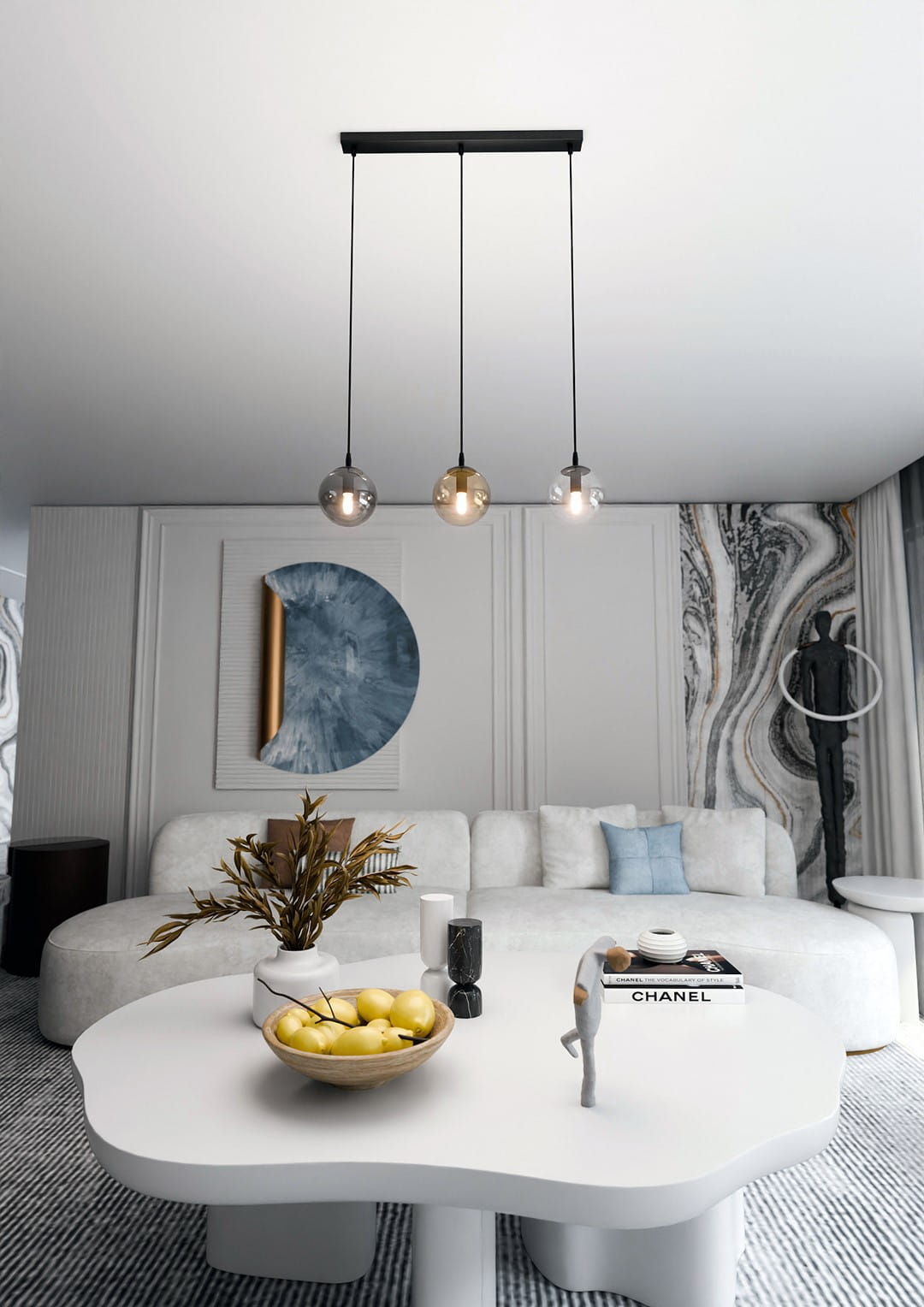 Lampa wisząca Cosmo 3-punktowa w multikolorze, z trzema szklanymi kloszami zawieszonymi na czarnych linkach. Klosze mają różne odcienie, w tym przezroczysty i metaliczny. Produkt wiszący nad okrągłym stołem w nowoczesnym wnętrzu.