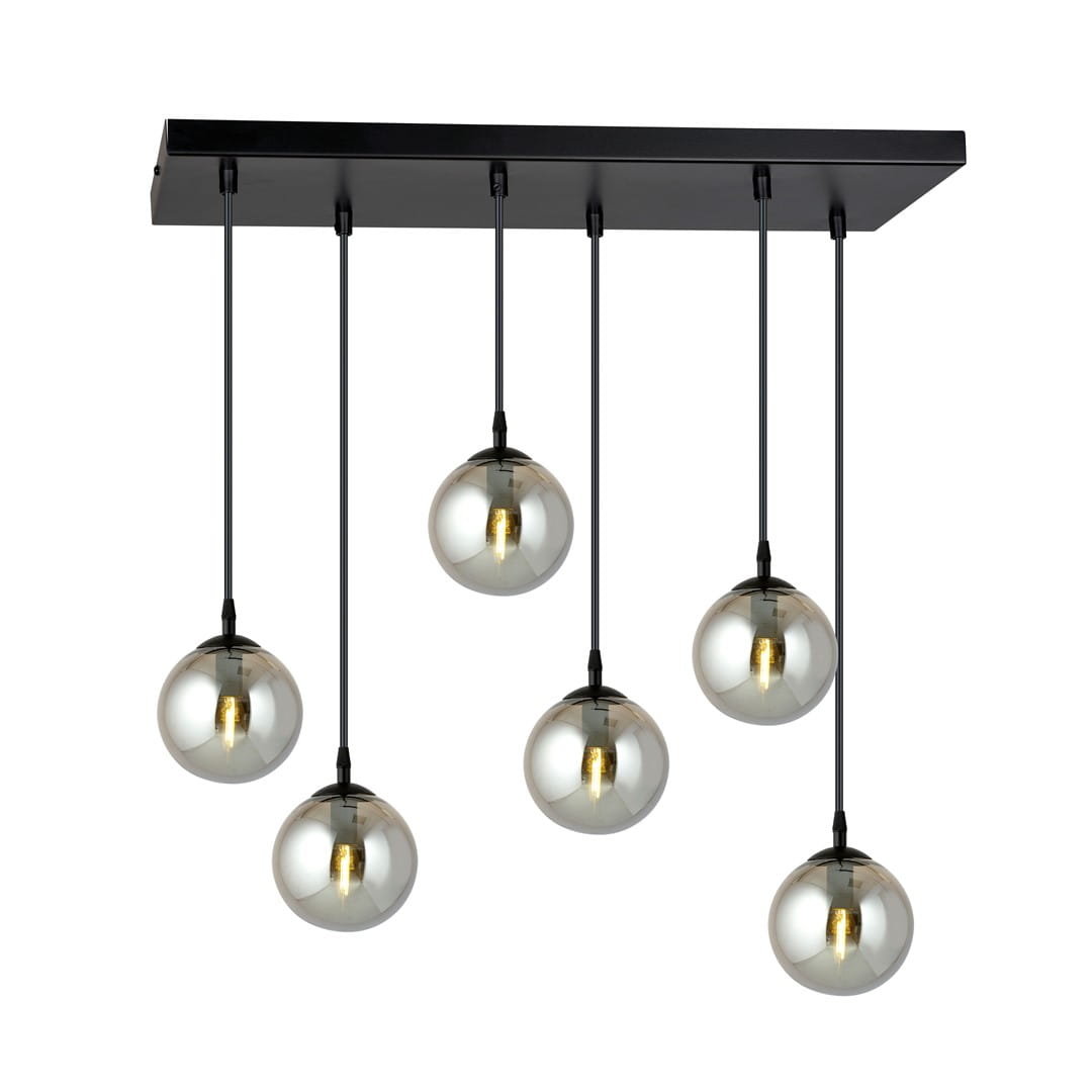Lampa wisząca Cosmo 6-punktowa w kolorze grafitowym, z pięcioma szklanymi kloszami w formie kul, zawieszona na cienkich, czarnych linkach. Klosze mają lustrzaną powierzchnię, co dodaje nowoczesnego stylu. Montowana na prostokątnej podstawie.