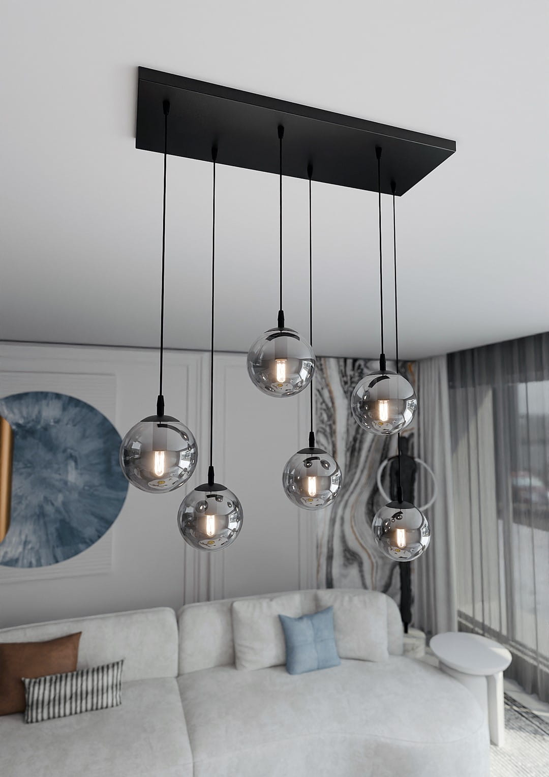 Lampa wisząca Cosmo 6-punktowa w kolorze grafitowym, składająca się z sześciu kulistych kloszy w przezroczystym szkle. Zawieszona na czarnych linkach z prostokątną podstawą. Idealna do nowoczesnych wnętrz.