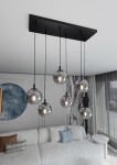 Lampa wisząca Cosmo 6-punktowa w kolorze grafitowym, składająca się z sześciu kulistych kloszy w przezroczystym szkle. Zawieszona na czarnych linkach z prostokątną podstawą. Idealna do nowoczesnych wnętrz.