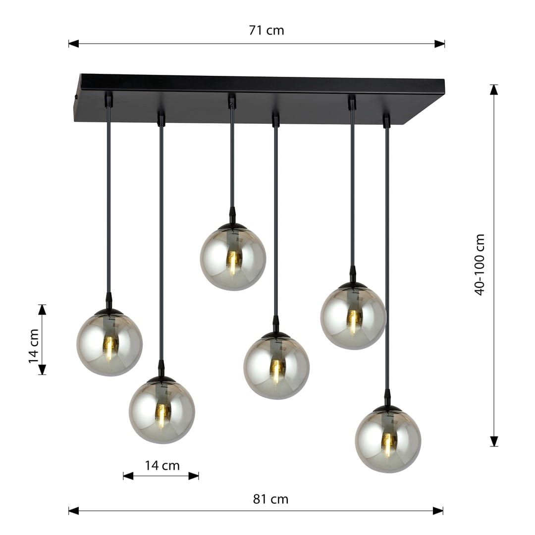 Lampa wisząca Cosmo 6-punktowa w kolorze grafitowym. Konstrukcja z sześcioma szklanymi kloszami w kształcie kul, zawieszonymi na czarnych linkach. Wymiary: szerokość 71 cm, długość 81 cm, regulowana wysokość 40-100 cm.
