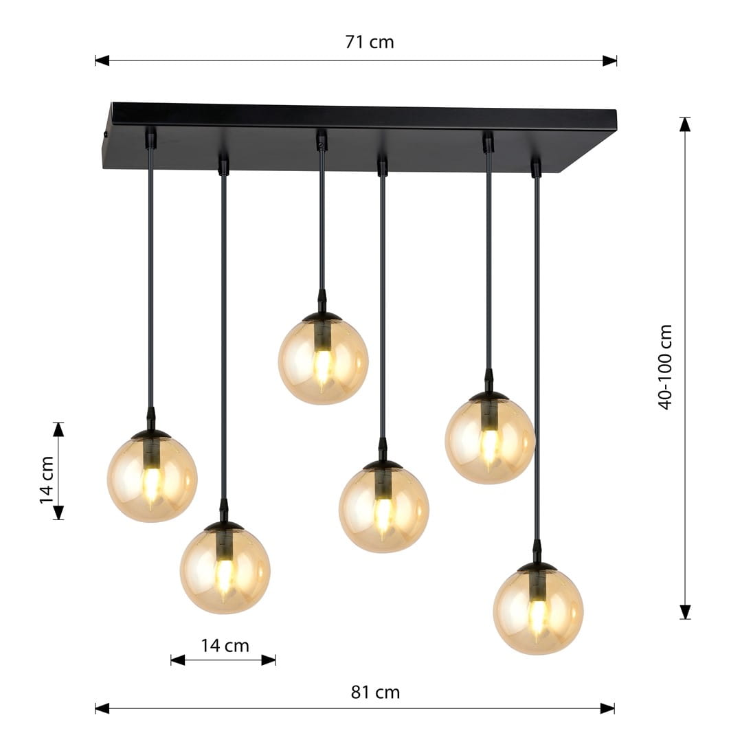 Lampa wisząca Cosmo 6-punktowa w kolorze miodowym z sześcioma kulistymi kloszami o średnicy 14 cm, zawieszona na czarnych przewodach, z regulacją wysokości od 40 do 100 cm. Metalowa podsufitka o wymiarach 71 x 14 cm.