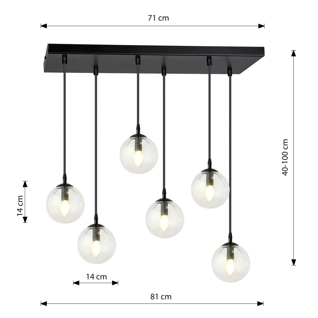 Lampa wisząca Cosmo 6-punktowa, transparentna, z sześcioma szklanymi kloszami o średnicy 14 cm, zawieszona na czarnym stelażu. Wymiary: 71 cm szerokości, 81 cm długości, regulowana wysokość od 40 do 100 cm.