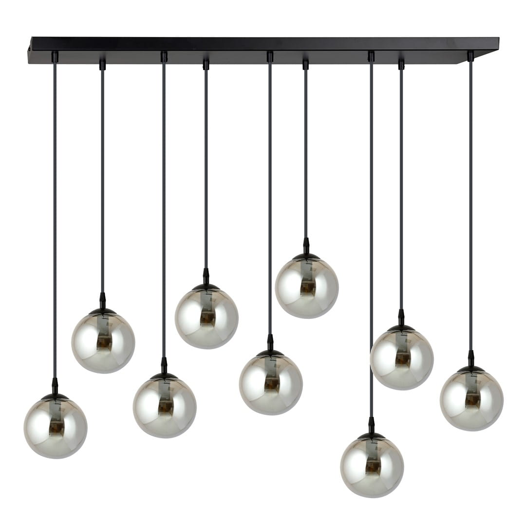 Lampa wisząca Cosmo 9-punktowa w kolorze grafitowym, z dziewięcioma okrągłymi, metalicznymi kloszami w srebrnym odcieniu, zwisającymi na cienkich, czarnych linkach z prostokątną, czarną podsufitką. Ujęcie frontalne.