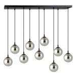 Lampa wisząca Cosmo 9-punktowa w kolorze grafitowym, z dziewięcioma okrągłymi, metalicznymi kloszami w srebrnym odcieniu, zwisającymi na cienkich, czarnych linkach z prostokątną, czarną podsufitką. Ujęcie frontalne.