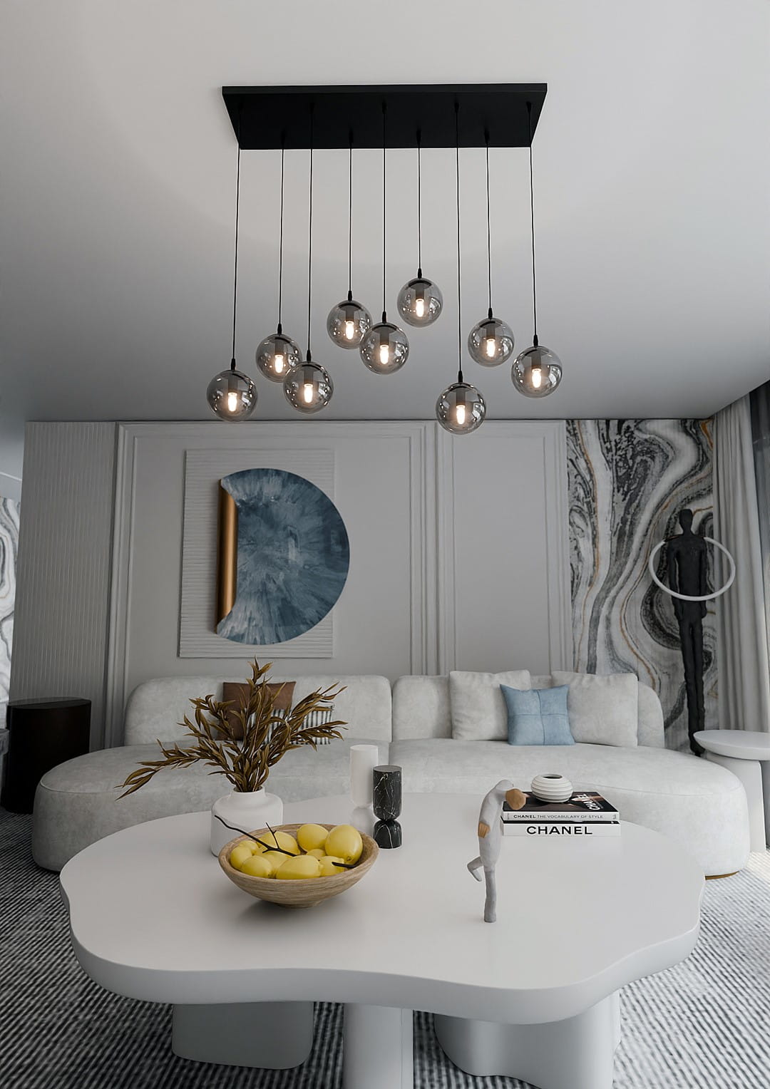 Lampa wisząca Cosmo 9-punktowa w kolorze grafitowym, z dziewięcioma szklanymi kulistymi kloszami, zawieszona na prostokątnej podstawie. Produkt umieszczony w nowoczesnym wnętrzu z sofą i dekoracjami na stole.