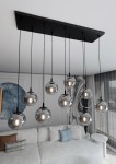 Lampa wisząca Cosmo 9-punktowa w kolorze grafitowym, z dziewięcioma przezroczystymi kulistymi kloszami zawieszonymi na cienkich czarnych linkach. Ujęcie z góry, prezentujące lampę nad białą sofą w nowoczesnym wnętrzu.