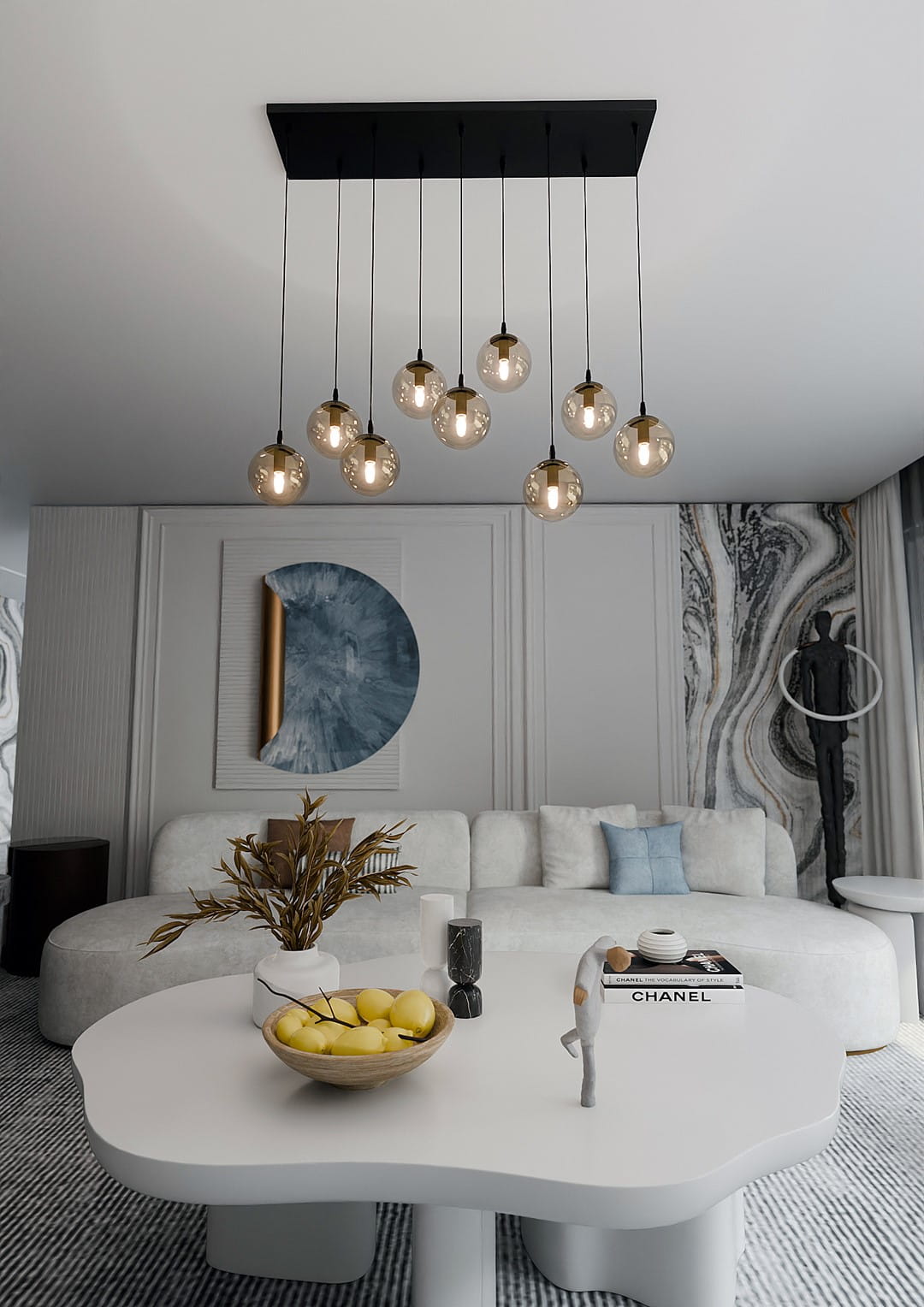 Lampa wisząca Cosmo 9-punktowa w kolorze miodowym, z transparentnymi kloszami, zawieszona na czarnym stelażu. Ujęcie z góry, pokazujące lampę w nowoczesnym wnętrzu z białym stołem oraz dekoracjami w tle.