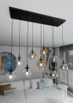 Lampa wisząca Cosmo mix, 9-punktowa, z czarnym stelażem i przezroczystymi oraz szklanymi kulami o różnych odcieniach. Kule zwisają na cienkich przewodach, tworząc efektowną kompozycję nad białą sofą w nowoczesnym wnętrzu.