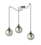 Lampa wisząca Gigi 3-punktowa w kolorze grafitowym, z trzema szklanymi, okrągłymi kloszami o lustrzanej powierzchni. Produkt zawieszony na czarnych przewodach, montowany do sufitu, z widocznymi żarówkami w środku.