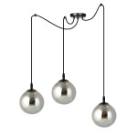 Lampa wisząca Gigi 3-punktowa w grafitowej oprawie, z trzema kulistymi kloszami w kolorze srebrnym, zawieszona na czarnych przewodach. Ujęcie frontalne, prezentuje elegancki design i nowoczesną estetykę.