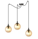 Lampa wisząca Gigi 3-punktowa w kolorze miodowym z trzema szklanymi kloszami w kształcie kul, zawieszona na czarnych przewodach. Elementy montażowe w czarnym kolorze, lampa prezentuje minimalistyczny styl, idealna do nowoczesnych wnętrz.