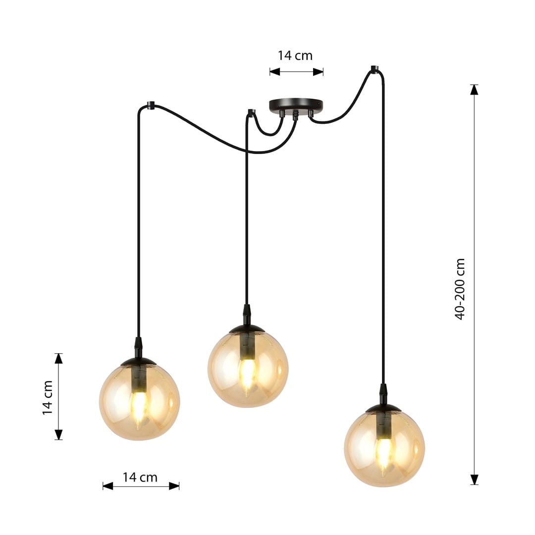 Lampa wisząca Gigi 3-punktowa w kolorze miodowym z trzema okrągłymi kloszami o średnicy 14 cm, zawieszona na czarnych przewodach. Wysokość regulowana od 40 do 200 cm, montaż na suficie. Prosty, nowoczesny design, idealna do różnych wnętrz.