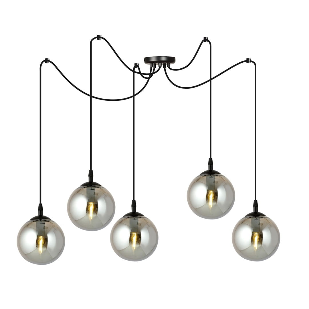 Lampa wisząca Gigi 5-punktowa w kolorze grafitowym. Posiada pięć okrągłych, przezroczystych kloszy zawieszonych na czarnych przewodach, mocowanych do sufitowego wspornika. Produkt wisi w pozycji otwartej, idealny do nowoczesnych wnętrz.