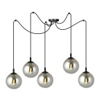 Lampa wisząca Gigi 5-punktowa w kolorze grafitowym. Posiada pięć okrągłych, przezroczystych kloszy zawieszonych na czarnych przewodach, mocowanych do sufitowego wspornika. Produkt wisi w pozycji otwartej, idealny do nowoczesnych wnętrz.