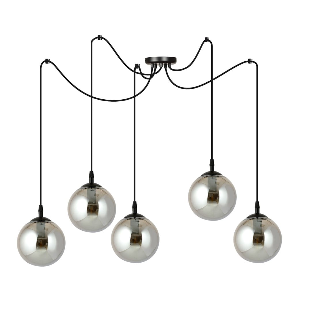 Lampa wisząca Gigi 5-punktowa w kolorze grafitowym z pięcioma okrągłymi, lustrzanymi kloszami. Wisi na czarnych przewodach z metalowym, okrągłym mocowaniem na suficie. Klosze mają gładką powierzchnię, tworząc nowoczesny design.