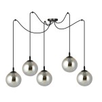 Lampa wisząca Gigi 5-punktowa w kolorze grafitowym z pięcioma okrągłymi, lustrzanymi kloszami. Wisi na czarnych przewodach z metalowym, okrągłym mocowaniem na suficie. Klosze mają gładką powierzchnię, tworząc nowoczesny design.
