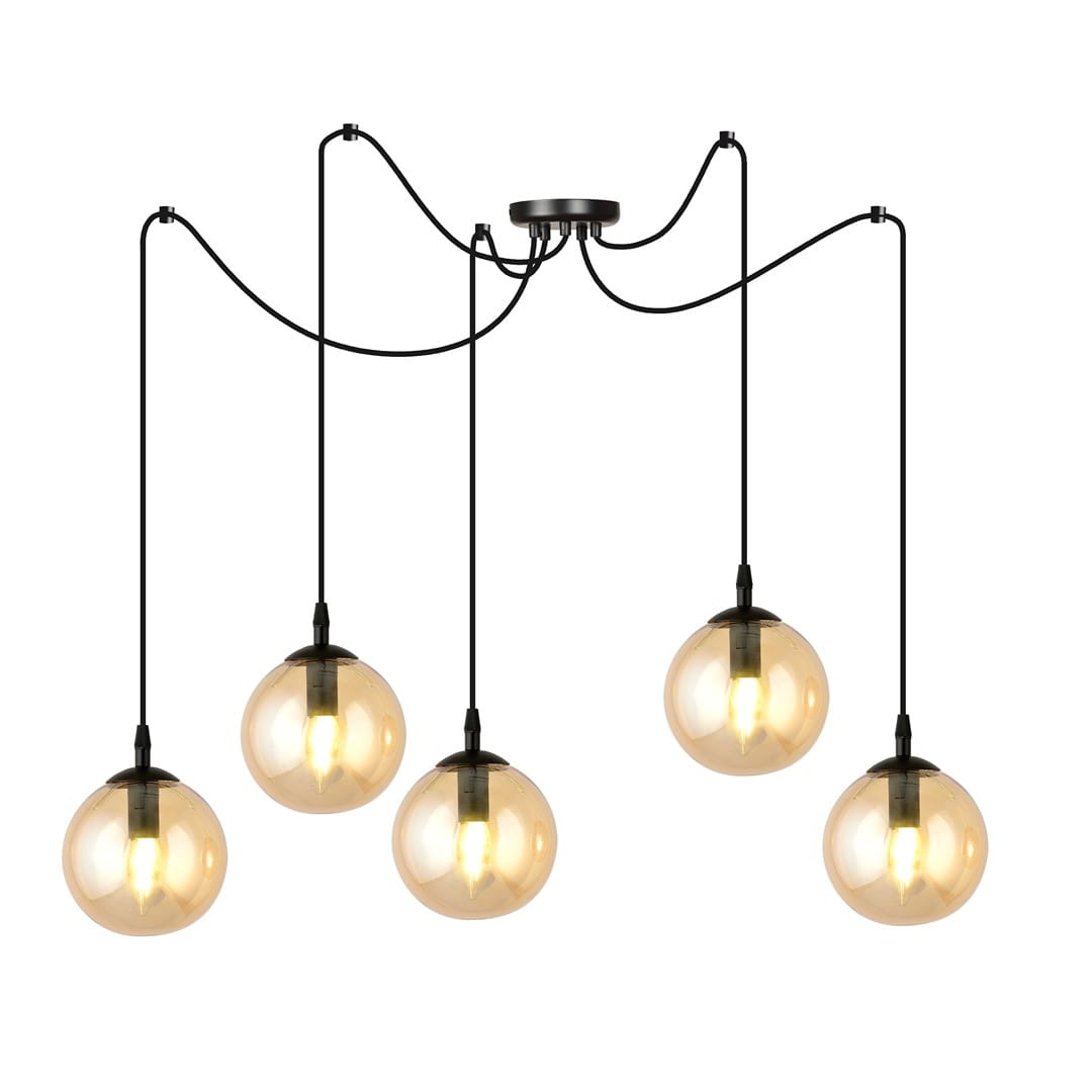 Lampa wisząca Gigi 5-punktowa w kolorze miodowym. Składa się z pięciu okrągłych, przezroczystych kloszy zawieszonych na czarnych kablach. Montaż sufitowy z metalowym elementem. Idealna do nowoczesnych wnętrz.