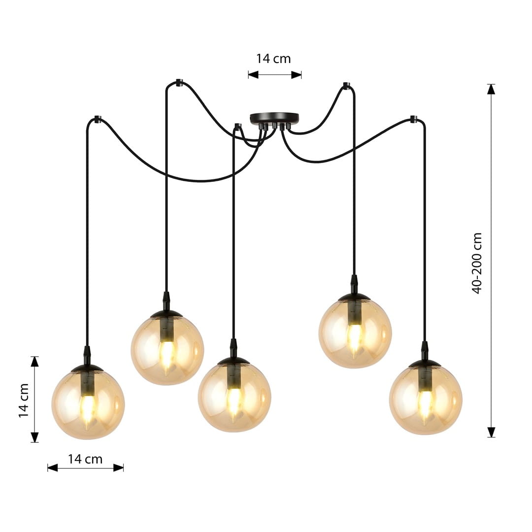 Lampa wisząca Gigi 5-punktowa w kolorze miodowym. Składa się z pięciu kulistych kloszy o średnicy 14 cm, zawieszonych na czarnych linkach o regulowanej długości (40-200 cm) z metalowym mocowaniem. Idealna do nowoczesnych wnętrz.
