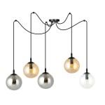 Lampa wisząca Gigi 5-punktowa w kolorach multikolorowych, z pięcioma szklanymi kulami (srebrna, przezroczysta, złota i brązowa) zawieszonymi na czarnych przewodach. Kule mają różne odcienie i są zamocowane do okrągłego czarnego mocowania.