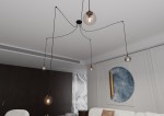 Lampa wisząca Gigi 5-punktowa w multikolorze, z pięcioma szklanymi kloszami w różnych odcieniach, zawieszona na czarnych przewodach. Ujęcie z dołu, pokazujące subtelne detale kloszy oraz ich różne kształty, w nowoczesnym wnętrzu.