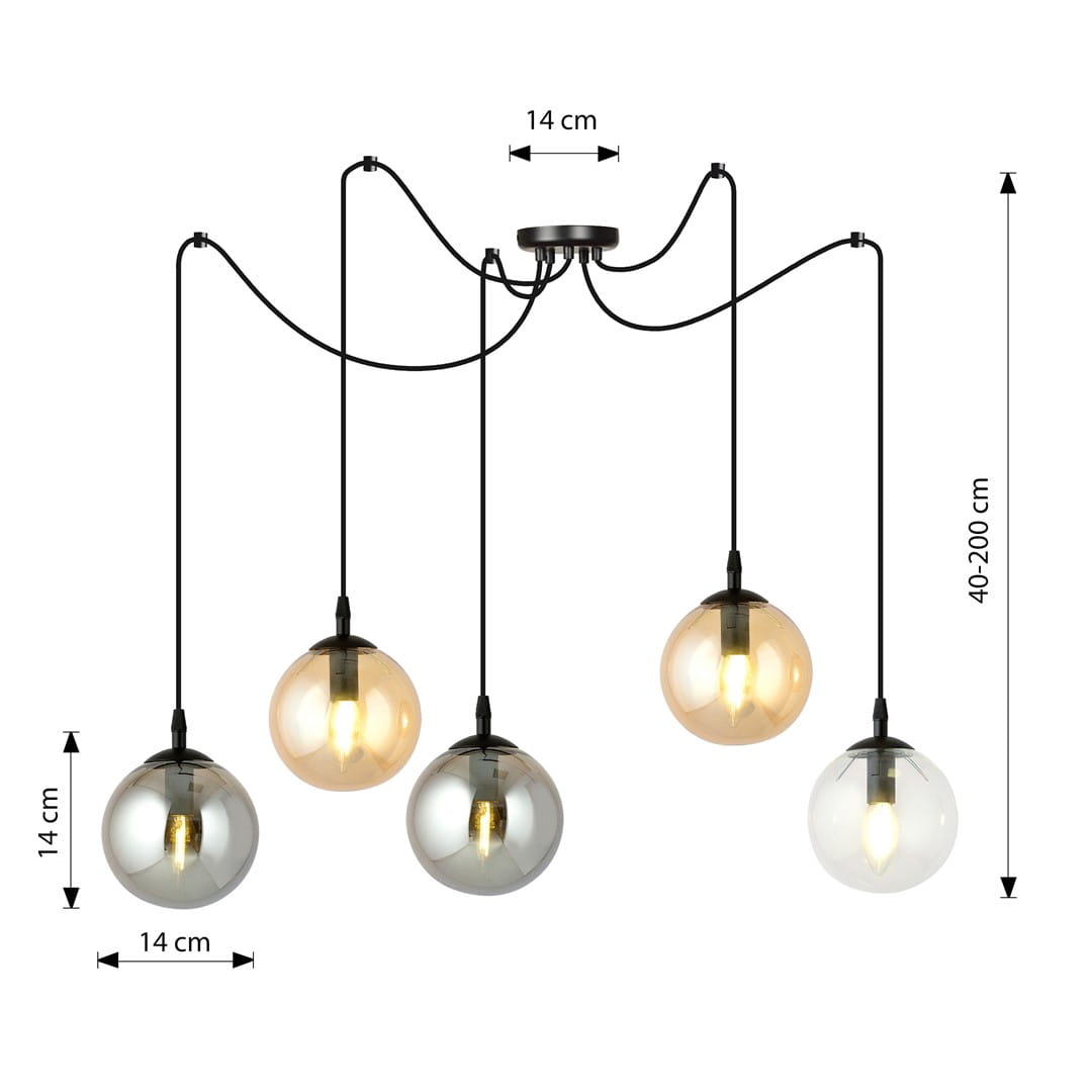 Lampa wisząca Gigi 5-punktowa z pięcioma szklanymi kloszami w różnych kolorach (przezroczysty, złoty, srebrny, biały) na czarnych przewodach. Klosze mają średnicę 14 cm, a lampa jest regulowana na wysokość 40-200 cm. Montaż sufitowy.