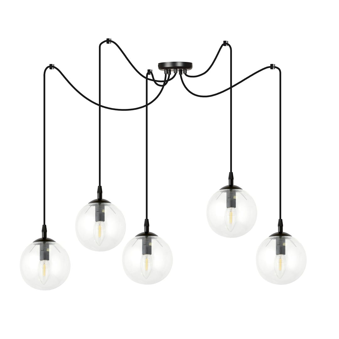 Lampa wisząca Gigi 5-punktowa z przezroczystymi kulami, zawieszona na czarnych przewodach. Posiada pięć okrągłych kloszy, każda z widoczną żarówką. Montaż sufitowy, estetyka nowoczesna, na jednolitym tle.