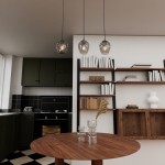Lampa wisząca Istar 3-punktowa w kolorze grafitowym, z trzema szklanymi kloszami, zawieszona nad okrągłym drewnianym stołem. Otoczenie to nowoczesna kuchnia z ciemnozielonymi szafkami i półkami z książkami.