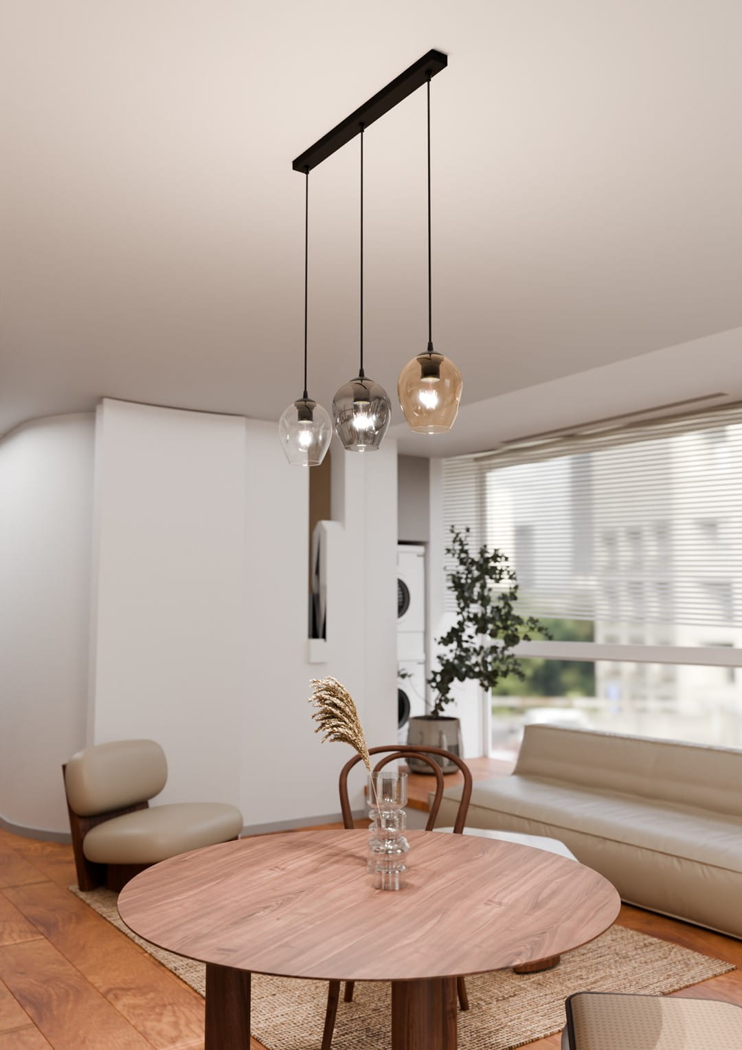 Lampa wisząca 3-punktowa Istar mix z trzema szklanymi kloszami w odcieniach przezroczystym, szarym i brązowym. Ujęcie z góry, zawieszona nad okrągłym drewnianym stołem w nowoczesnym wnętrzu. Czarne przewody i sufitowa podstawa.
