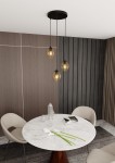 Lampa wisząca Istar Premium 3-punktowa w kolorze miodowym, zawieszona na czarnych kablach nad okrągłym stołem z marmurowym blatem. W tle widoczna drewniana ściana i zasłony. Lampa składa się z trzech szklanych kloszy o zaokrąglonym kształcie.