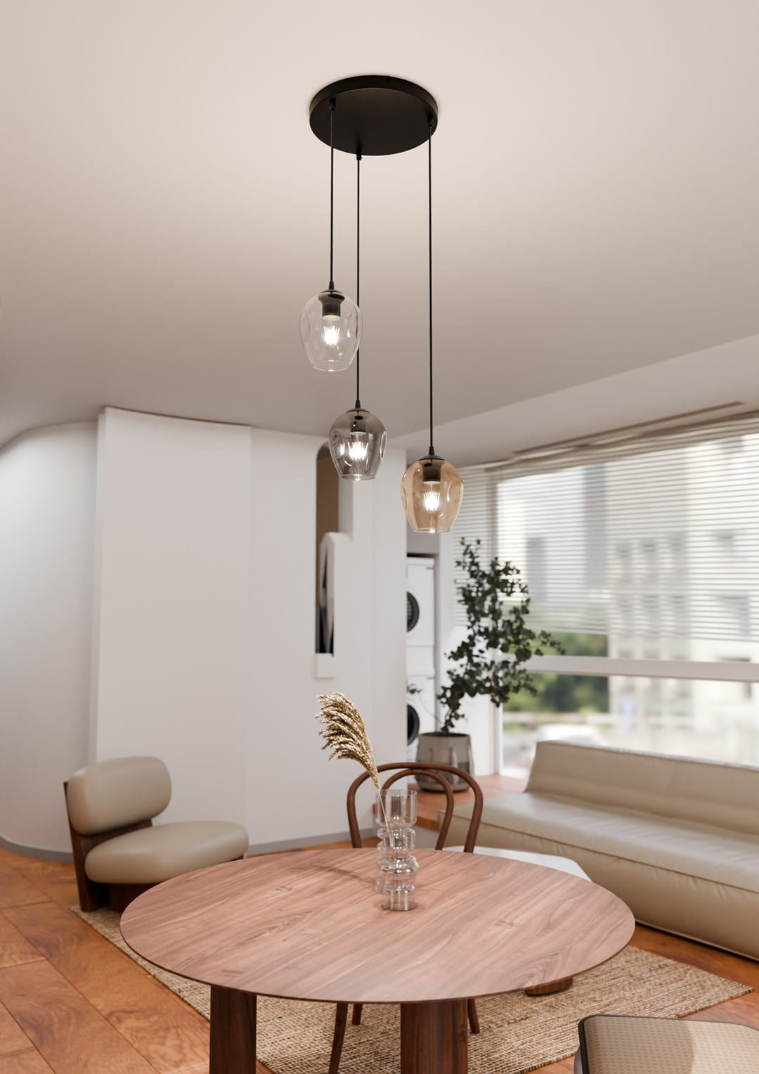 Lampa wisząca Istar Premium mix, 3-punktowa, z przezroczystymi kloszami w różnych odcieniach, zawieszona na czarnych kablach, umieszczona nad okrągłym drewnianym stołem w nowoczesnym wnętrzu. Tło jasne, z widocznym meblem i roślinami.