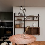 Lampa wisząca Istar Premium 4-punktowa w kolorze grafitowym, z czterema szklanymi kloszami. Zawieszona nad okrągłym stołem, w nowoczesnym wnętrzu z półkami i elementami drewnianymi.